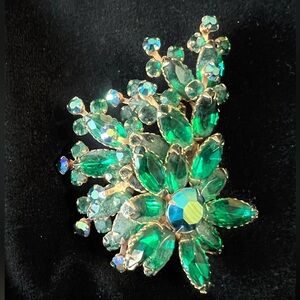 Beau Jewels (unmarked) Vintage green brooch pin
